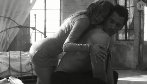 Jennifer Love, sexy et caliente, dans les bras d'un ténébreux brun dans le clip de "First Love", mis en ligne le 29 mai 2014.