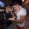 Florian et Vanessa s'échangent des bracelets brésiliens (Qui veut épouser mon fils ? saison 3 - épisode 6 du vendredi 30 mai 2014.)