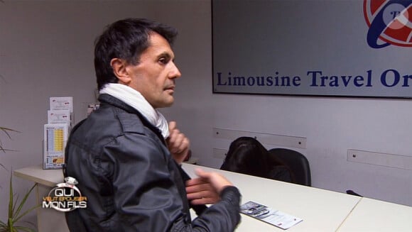 Thierry s'apprête à louer un scooter (Qui veut épouser mon fils ? saison 3 - épisode 6 du vendredi 30 mai 2014.)