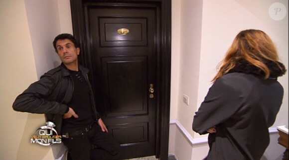 Thierry et Eléonore, bloqués à l'extérieur de leur suite... (Qui veut épouser mon fils ? saison 3 - épisode 6 du vendredi 30 mai 2014.)