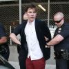 Le journaliste Vitalii Sediuk, arrêté et menotté par les policiers sur le tapis rouge de "Maleficent" après avoir agressé Brad Pitt à Los Angeles le 28 mai 2014.