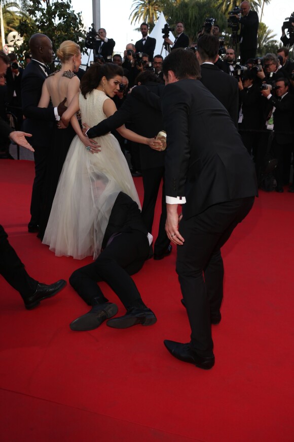 America Ferrera victime d'une attaque au Festival de Cannes, lors de la montée des marches pour Dragons 2, un journaliste ukrainien de 26 ans, Vitalil Sediuk, déjà connu des services de police pour toucher des stars, a fait irruption pour saisir les chevilles d'America Ferrera, au nez et à la barbe des agents de sécurité, qui l'ont ensuite évacué sans ménagement.16/05/2014 - Cannes