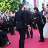 un journaliste ukrainien de 26 ans, Vitalil Sediuk, déjà connu des services de police pour toucher des stars s'est glissé sous la robe de America Ferrera lors de la montée des marches du film "Dragon 2" au 67ème festival international du film de Cannes. Le 16 mai 2014