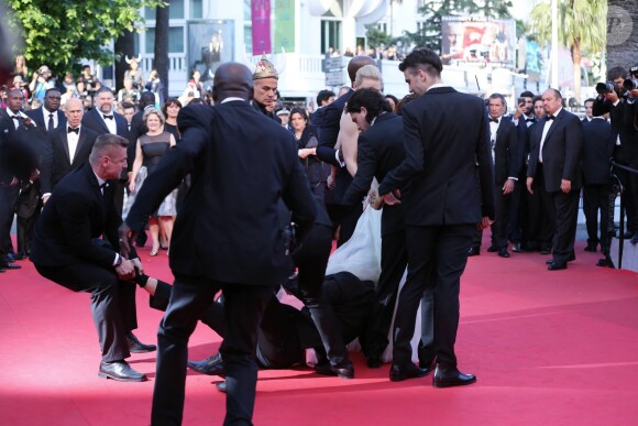 un journaliste ukrainien de 26 ans, Vitalil Sediuk, déjà connu des services de police pour toucher des stars s'est glissé sous la robe de America Ferrera lors de la montée des marches du film "Dragon 2" au 67ème festival international du film de Cannes. Le 16 mai 2014