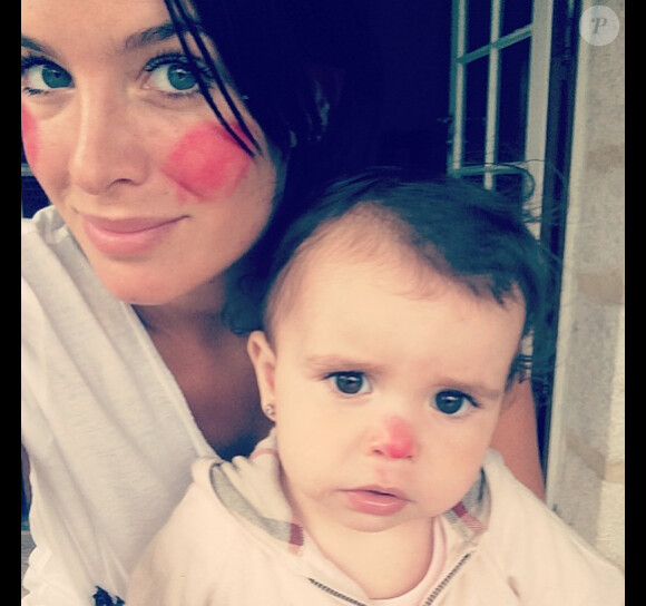 Jade Foret et Liva s'amusent avec du maquillage. Mai 2014.