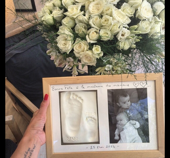 Jade Foret dévoile son beau cadeau de la fête des mères. Mai 2014.