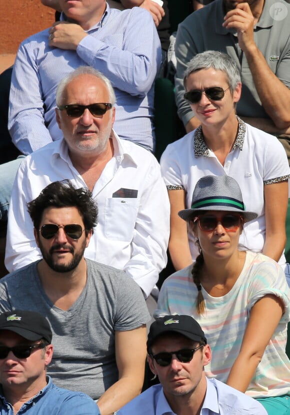 François Berleand et sa compagne Alexia Stresi assistent au match entre Rafael Nadal et Leonardo Mayer aux Internationaux de France de tennis de Roland Garros à Paris, le 31 mai 2014 ainsi que Julie de Bona et son compagnon.