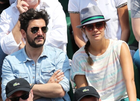 Julie de Bona et son compagnon lors du match entre Rafael Nadal et Leonardo Mayer aux Internationaux de France de tennis de Roland Garros à Paris, le 31 mai  2014.