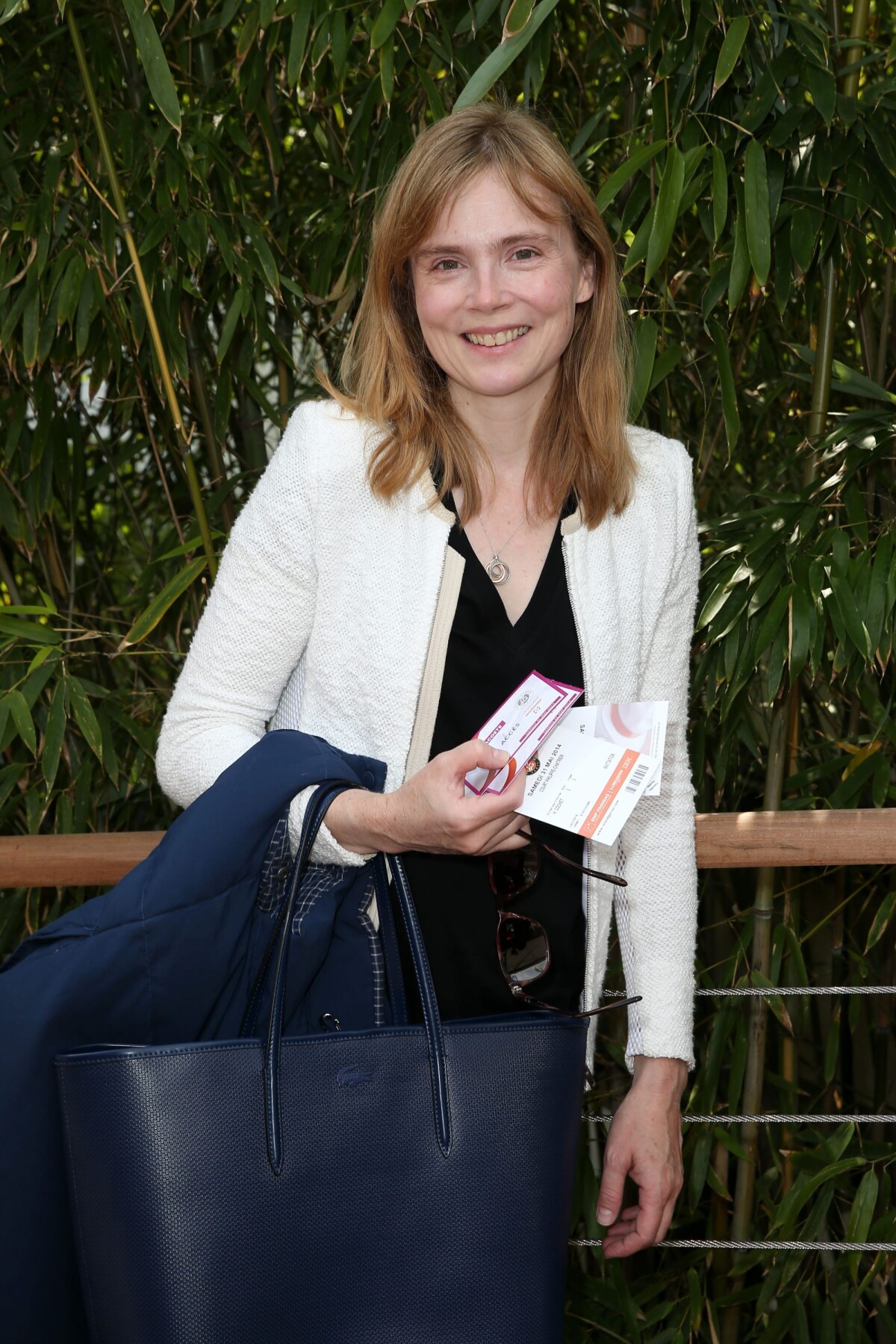Photo : Isabelle Carré pose au village de Roland-Garros, à Paris, le 31 ...