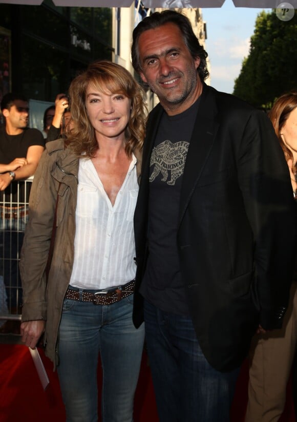 Emmanuel Chain et sa femme Valérie Guignabodet - Arrivées à l'avant-première du film 'Sous les jupes des filles' à l'UGC Normandie sur les Champs Elysées à Paris le 2 juin 2014.