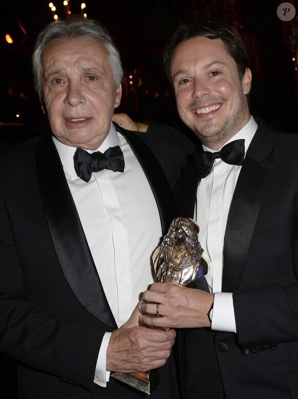 Michel Sardou et son fils Davy Sardou (prix du meilleur acteur dans un second rôle) lors de la 26e nuit des Molières aux Folies Bergère à Paris, le 2 juin 2014.