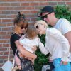 Jaime King, son mari Kyle Newman et leur fils James se promènent dans les rues de New York. Le 2 juin 2014.