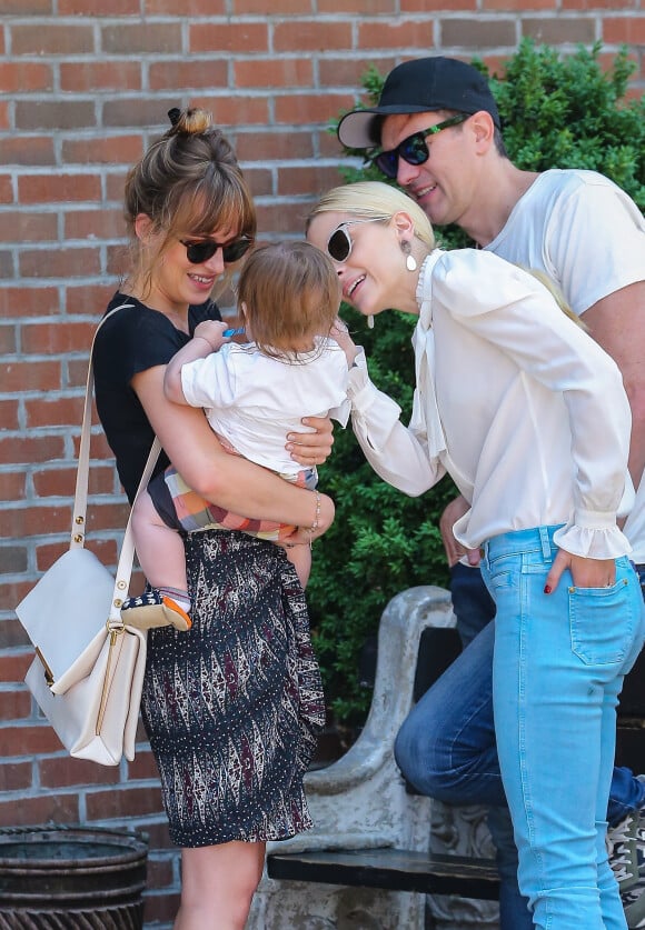 Jaime King, son mari Kyle Newman et leur fils James se promènent dans les rues de New York. Le 2 juin 2014.