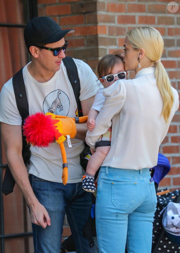 Jaime King en compagnie son mari Kyle Newman et de leur fils James dans les rues de New York. Le 2 juin 2014.