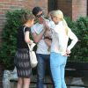 Jaime King et son mari Kyle Newman présentent leur fils James à Dakota Johnson dans les rues de New York. Le 2 juin 2014.