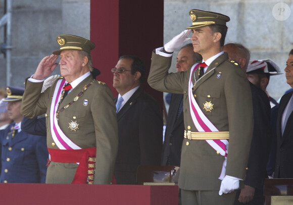 Le roi Juan Carlos Ier et le prince Felipe d'Espagne assistaient ensemble à la cérémonie marquant le bicentenaire de l'ordre royal et militaire de San Hermenegildo, le 3 juin 2014 au monastère San Lorenzo de El Escorial à Madrid, au lendemain de l'annonce de l'abdication du roi au profit de son fils.