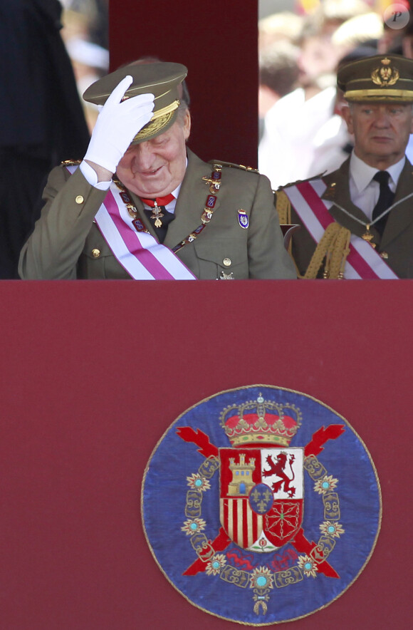 Le roi Juan Carlos Ier et le prince Felipe d'Espagne assistaient ensemble à la cérémonie marquant le bicentenaire de l'ordre royal et militaire de San Hermenegildo, le 3 juin 2014 au monastère San Lorenzo de El Escorial à Madrid, au lendemain de l'annonce de l'abdication du roi au profit de son fils.