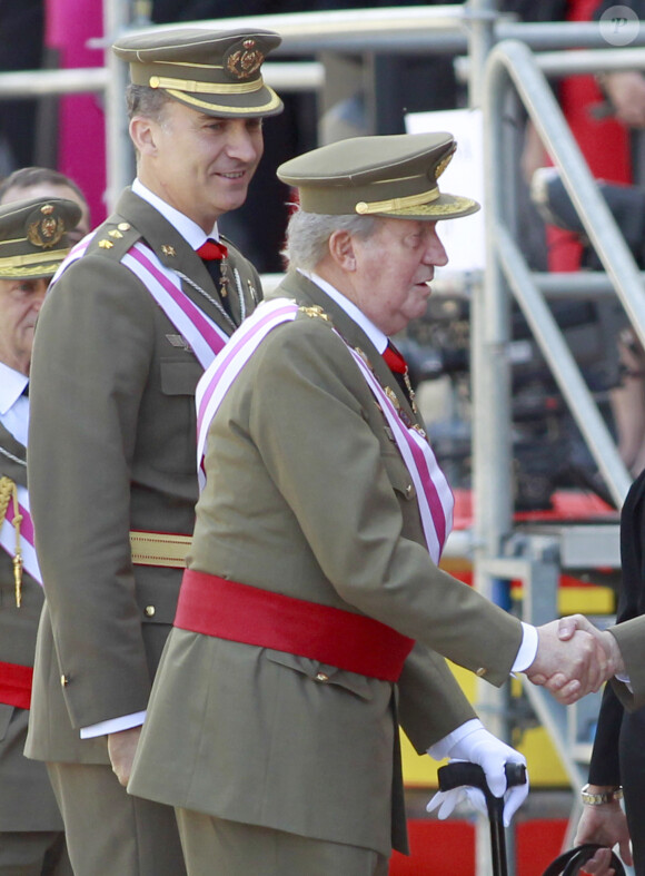 Le roi Juan Carlos Ier et le prince Felipe d'Espagne assistaient ensemble à la cérémonie marquant le bicentenaire de l'ordre royal et militaire de San Hermenegildo, le 3 juin 2014 au monastère San Lorenzo de El Escorial à Madrid, au lendemain de l'annonce de l'abdication du roi au profit de son fils.