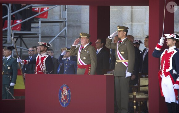 Le roi Juan Carlos Ier et le prince Felipe d'Espagne assistaient ensemble à la cérémonie marquant le bicentenaire de l'ordre royal et militaire de San Hermenegildo, le 3 juin 2014 au monastère San Lorenzo de El Escorial à Madrid, au lendemain de l'annonce de l'abdication du roi au profit de son fils.