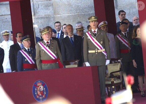 Le roi Juan Carlos Ier et le prince Felipe d'Espagne assistaient ensemble à la cérémonie marquant le bicentenaire de l'ordre royal et militaire de San Hermenegildo, le 3 juin 2014 au monastère San Lorenzo de El Escorial à Madrid, au lendemain de l'annonce de l'abdication du roi au profit de son fils.