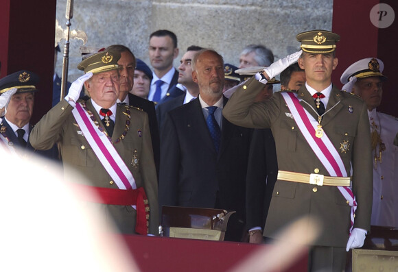Le roi Juan Carlos Ier et le prince Felipe d'Espagne assistaient ensemble à la cérémonie marquantle bicentenaire de l'ordre royal et militaire de San Hermenegildo, le 3 juin 2014 au monastère San Lorenzo de El Escorial à Madrid, au lendemain de l'annonce de l'abdication du roi au profit de son fils.