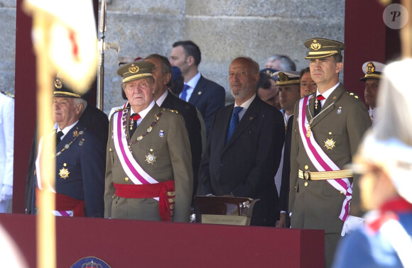 Le roi Juan Carlos Ier et le prince Felipe d'Espagne assistaient ensemble à la cérémonie marquantle bicentenaire de l'ordre royal et militaire de San Hermenegildo, le 3 juin 2014 au monastère San Lorenzo de El Escorial à Madrid, au lendemain de l'annonce de l'abdication du roi au profit de son fils.