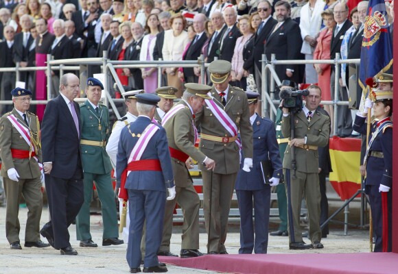 Le roi Juan Carlos Ier et le prince Felipe d'Espagne assistaient ensemble à la cérémonie marquantle bicentenaire de l'ordre royal et militaire de San Hermenegildo, le 3 juin 2014 au monastère San Lorenzo de El Escorial à Madrid, au lendemain de l'annonce de l'abdication du roi au profit de son fils.