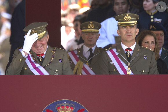 Le roi Juan Carlos Ier et le prince Felipe d'Espagne assistaient ensemble à la cérémonie marquantle bicentenaire de l'ordre royal et militaire de San Hermenegildo, le 3 juin 2014 au monastère San Lorenzo de El Escorial à Madrid, au lendemain de l'annonce de l'abdication du roi au profit de son fils.