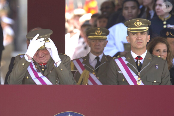 Le roi Juan Carlos Ier et le prince Felipe d'Espagne assistaient ensemble à la cérémonie marquantle bicentenaire de l'ordre royal et militaire de San Hermenegildo, le 3 juin 2014 au monastère San Lorenzo de El Escorial à Madrid, au lendemain de l'annonce de l'abdication du roi au profit de son fils.