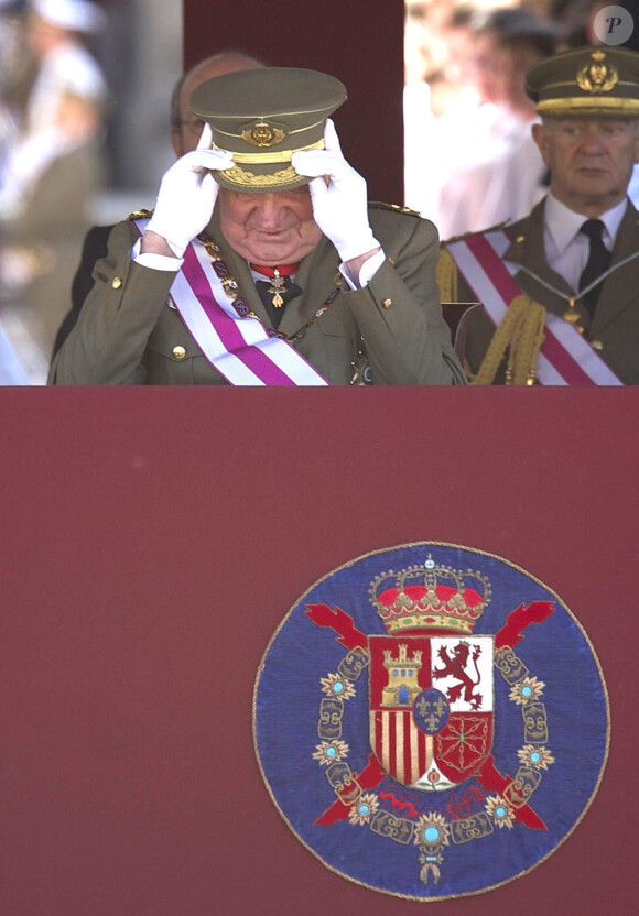 Le roi Juan Carlos Ier et le prince Felipe d'Espagne assistaient ensemble à la cérémonie marquantle bicentenaire de l'ordre royal et militaire de San Hermenegildo, le 3 juin 2014 au monastère San Lorenzo de El Escorial à Madrid, au lendemain de l'annonce de l'abdication du roi au profit de son fils.