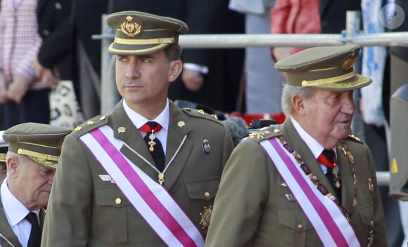 Le roi Juan Carlos Ier et le prince Felipe d'Espagne assistaient ensemble à la cérémonie marquantle bicentenaire de l'ordre royal et militaire de San Hermenegildo, le 3 juin 2014 au monastère San Lorenzo de El Escorial à Madrid, au lendemain de l'annonce de l'abdication du roi au profit de son fils.