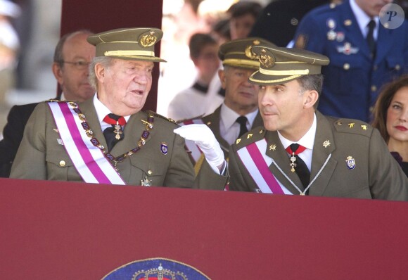 Le roi Juan Carlos Ier et le prince Felipe d'Espagne assistaient ensemble à la cérémonie marquantle bicentenaire de l'ordre royal et militaire de San Hermenegildo, le 3 juin 2014 au monastère San Lorenzo de El Escorial à Madrid, au lendemain de l'annonce de l'abdication du roi au profit de son fils.