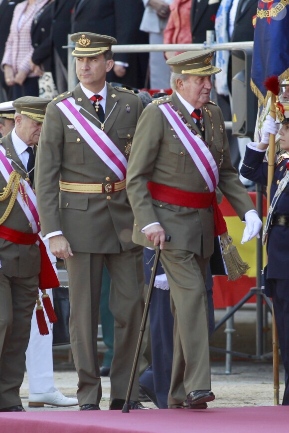 Le roi Juan Carlos Ier et le prince Felipe d'Espagne assistaient ensemble à la cérémonie marquantle bicentenaire de l'ordre royal et militaire de San Hermenegildo, le 3 juin 2014 au monastère San Lorenzo de El Escorial à Madrid, au lendemain de l'annonce de l'abdication du roi au profit de son fils.