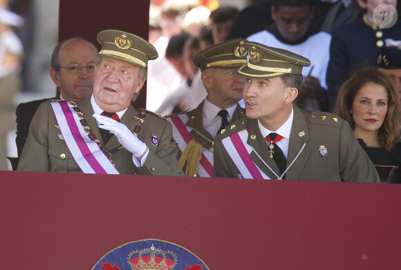 Le roi Juan Carlos Ier et le prince Felipe d'Espagne assistaient ensemble à la cérémonie marquantle bicentenaire de l'ordre royal et militaire de San Hermenegildo, le 3 juin 2014 au monastère San Lorenzo de El Escorial à Madrid, au lendemain de l'annonce de l'abdication du roi au profit de son fils.