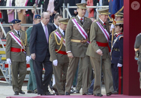 Le roi Juan Carlos Ier et le prince Felipe d'Espagne assistaient ensemble à la cérémonie marquant le bicentenaire de l'ordre royal et militaire de San Hermenegildo, le 3 juin 2014 au monastère San Lorenzo de El Escorial à Madrid, au lendemain de l'annonce de l'abdication du roi au profit de son fils.