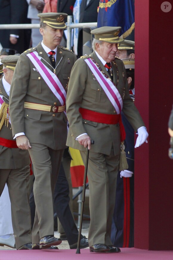 Le roi Juan Carlos Ier et le prince Felipe d'Espagne assistaient ensemble à la cérémonie marquant le bicentenaire de l'ordre royal et militaire de San Hermenegildo, le 3 juin 2014 au monastère San Lorenzo de El Escorial à Madrid, au lendemain de l'annonce de l'abdication du roi au profit de son fils.