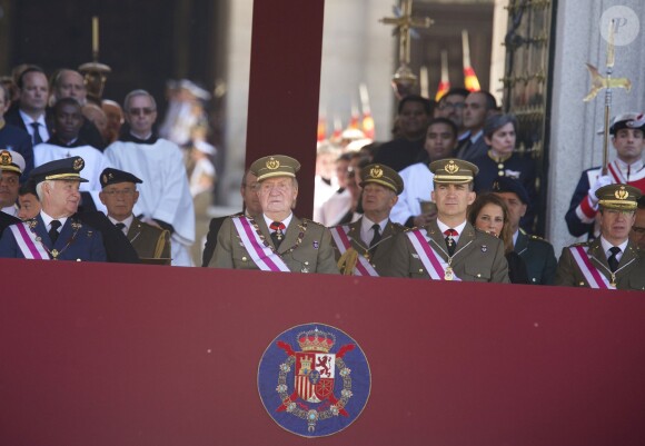 Le roi Juan Carlos Ier et le prince Felipe d'Espagne assistaient ensemble à la cérémonie marquantle bicentenaire de l'ordre royal et militaire de San Hermenegildo, le 3 juin 2014 au monastère San Lorenzo de El Escorial à Madrid, au lendemain de l'annonce de l'abdication du roi au profit de son fils.