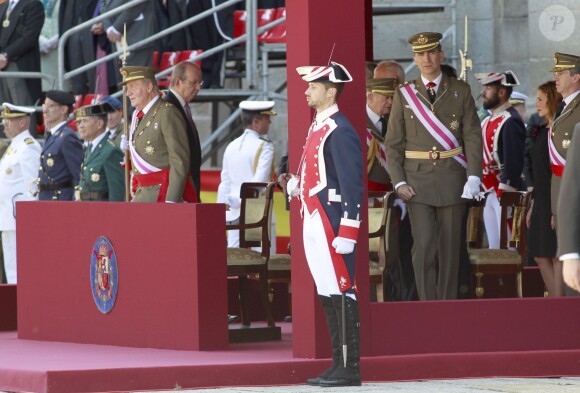 Le roi Juan Carlos Ier et le prince Felipe d'Espagne assistaient ensemble à la cérémonie marquantle bicentenaire de l'ordre royal et militaire de San Hermenegildo, le 3 juin 2014 au monastère San Lorenzo de El Escorial à Madrid, au lendemain de l'annonce de l'abdication du roi au profit de son fils.