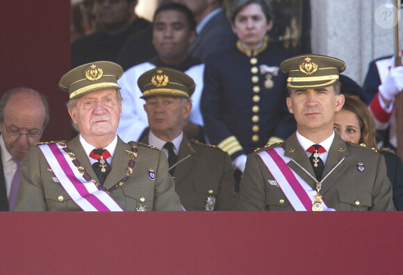 Le roi Juan Carlos Ier et le prince Felipe d'Espagne assistaient ensemble à la cérémonie marquantle bicentenaire de l'ordre royal et militaire de San Hermenegildo, le 3 juin 2014 au monastère San Lorenzo de El Escorial à Madrid, au lendemain de l'annonce de l'abdication du roi au profit de son fils.