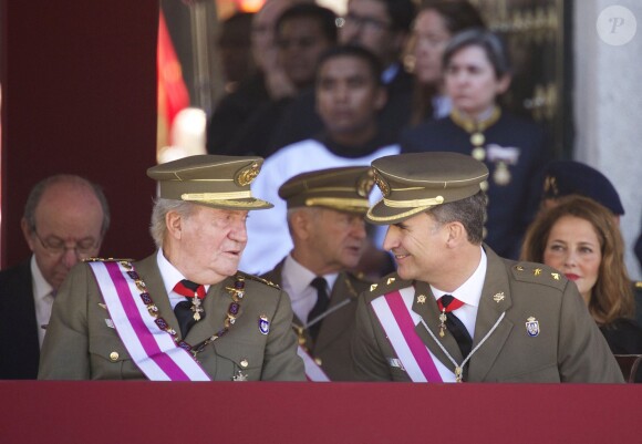 Le roi Juan Carlos Ier et le prince Felipe d'Espagne assistaient ensemble à la cérémonie marquantle bicentenaire de l'ordre royal et militaire de San Hermenegildo, le 3 juin 2014 au monastère San Lorenzo de El Escorial à Madrid, au lendemain de l'annonce de l'abdication du roi au profit de son fils.