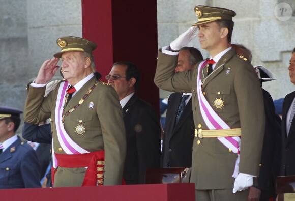 Le roi Juan Carlos Ier et le prince Felipe d'Espagne assistaient ensemble à la cérémonie marquantle bicentenaire de l'ordre royal et militaire de San Hermenegildo, le 3 juin 2014 au monastère San Lorenzo de El Escorial à Madrid, au lendemain de l'annonce de l'abdication du roi au profit de son fils.