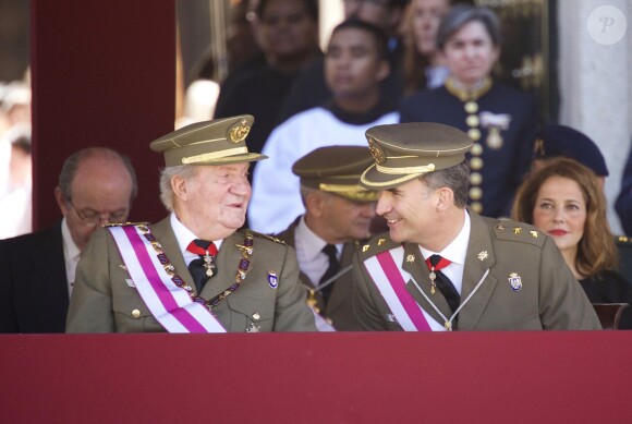 Le roi Juan Carlos Ier et le prince Felipe d'Espagne assistaient ensemble à la cérémonie marquantle bicentenaire de l'ordre royal et militaire de San Hermenegildo, le 3 juin 2014 au monastère San Lorenzo de El Escorial à Madrid, au lendemain de l'annonce de l'abdication du roi au profit de son fils.