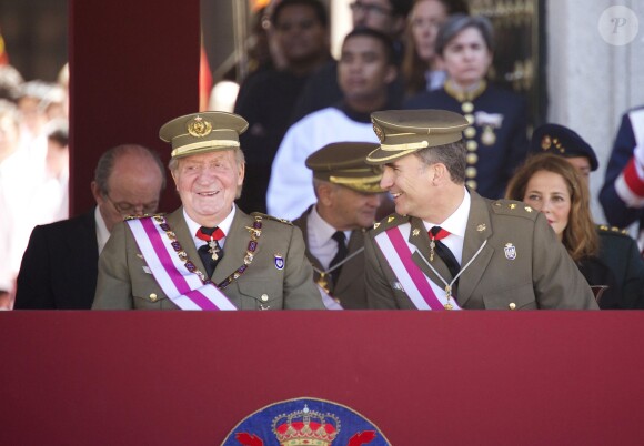 Le roi Juan Carlos Ier et le prince Felipe d'Espagne assistaient ensemble à la cérémonie marquantle bicentenaire de l'ordre royal et militaire de San Hermenegildo, le 3 juin 2014 au monastère San Lorenzo de El Escorial à Madrid, au lendemain de l'annonce de l'abdication du roi au profit de son fils.