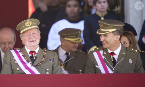 Le roi Juan Carlos Ier et le prince Felipe d'Espagne assistaient ensemble à la cérémonie marquantle bicentenaire de l'ordre royal et militaire de San Hermenegildo, le 3 juin 2014 au monastère San Lorenzo de El Escorial à Madrid, au lendemain de l'annonce de l'abdication du roi au profit de son fils.