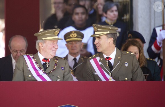 Le roi Juan Carlos Ier et le prince Felipe d'Espagne assistaient ensemble à la cérémonie marquantle bicentenaire de l'ordre royal et militaire de San Hermenegildo, le 3 juin 2014 au monastère San Lorenzo de El Escorial à Madrid, au lendemain de l'annonce de l'abdication du roi au profit de son fils.