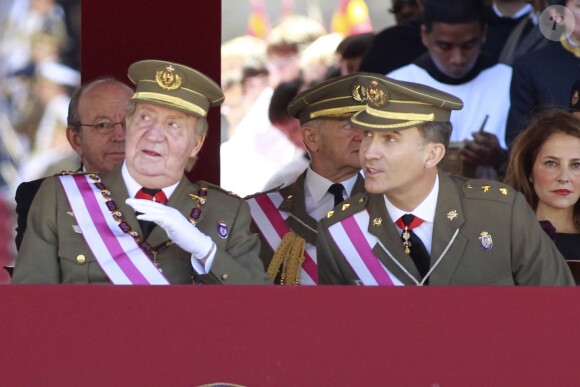 Le roi Juan Carlos Ier et le prince Felipe d'Espagne assistaient ensemble à la cérémonie marquantle bicentenaire de l'ordre royal et militaire de San Hermenegildo, le 3 juin 2014 au monastère San Lorenzo de El Escorial à Madrid, au lendemain de l'annonce de l'abdication du roi au profit de son fils.