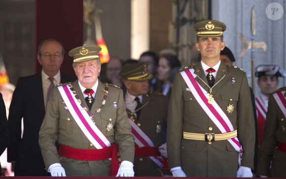 Le roi Juan Carlos Ier et le prince Felipe d'Espagne assistaient ensemble à la cérémonie marquantle bicentenaire de l'ordre royal et militaire de San Hermenegildo, le 3 juin 2014 au monastère San Lorenzo de El Escorial à Madrid, au lendemain de l'annonce de l'abdication du roi au profit de son fils.