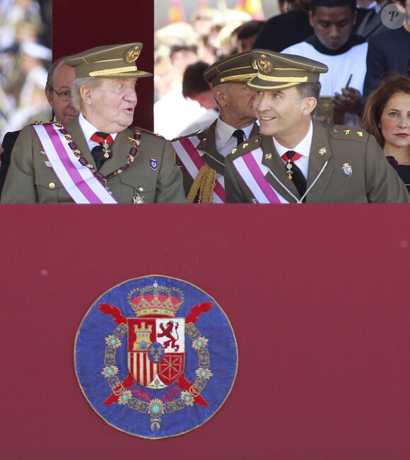 Le roi Juan Carlos Ier et le prince Felipe d'Espagne assistaient ensemble à la cérémonie marquantle bicentenaire de l'ordre royal et militaire de San Hermenegildo, le 3 juin 2014 au monastère San Lorenzo de El Escorial à Madrid, au lendemain de l'annonce de l'abdication du roi au profit de son fils.