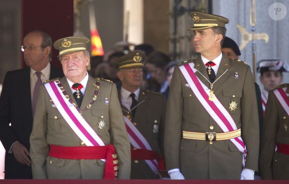 Le roi Juan Carlos Ier et le prince Felipe d'Espagne assistaient ensemble à la cérémonie marquantle bicentenaire de l'ordre royal et militaire de San Hermenegildo, le 3 juin 2014 au monastère San Lorenzo de El Escorial à Madrid, au lendemain de l'annonce de l'abdication du roi au profit de son fils.