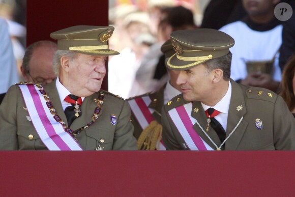 Le roi Juan Carlos Ier et le prince Felipe d'Espagne assistaient ensemble à la cérémonie marquantle bicentenaire de l'ordre royal et militaire de San Hermenegildo, le 3 juin 2014 au monastère San Lorenzo de El Escorial à Madrid, au lendemain de l'annonce de l'abdication du roi au profit de son fils.